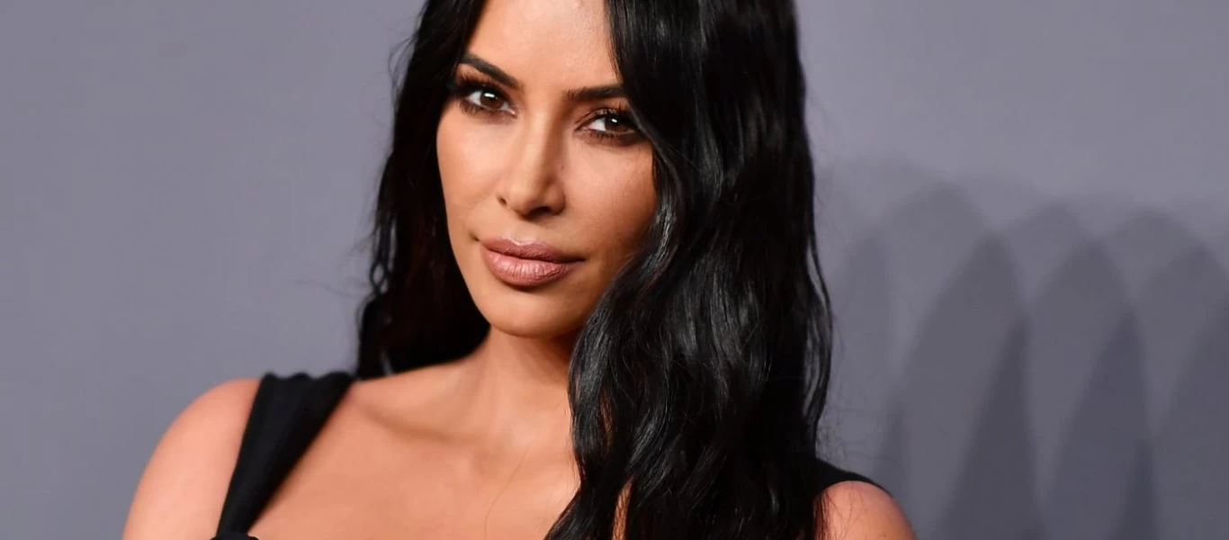 Χωρίς λόγια: Φανατικός Τούρκος επιτίθεται σε ομοίωμα της Κιμ Καρντάσιαν για την αρμενική Γενοκτονία